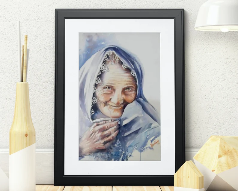 Aynur Akalın imzalı, iğne oyalı başörtülü gülen yaşlı kadın portresi, figüratif suluboya tablo çalışması.