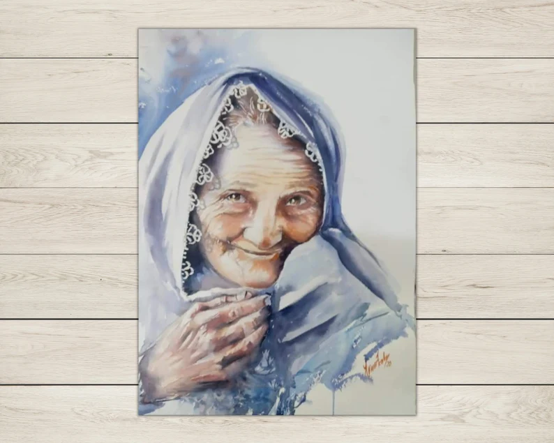 Aynur Akalın imzalı, iğne oyalı başörtülü gülen yaşlı kadın portresi, figüratif suluboya tablo çalışması.