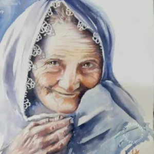 Aynur Akalın imzalı, iğne oyalı başörtülü gülen yaşlı kadın portresi, figüratif suluboya tablo çalışması.