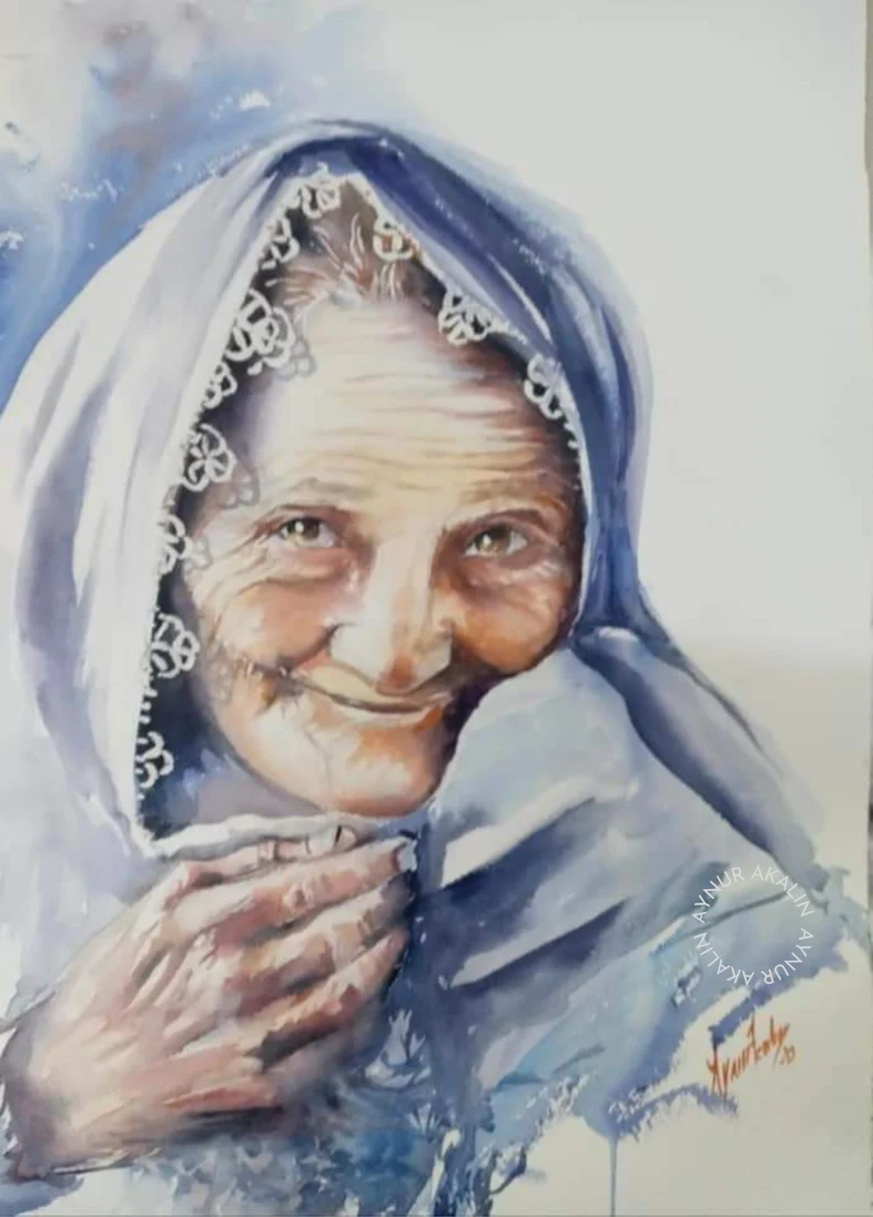 Aynur Akalın imzalı, iğne oyalı başörtülü gülen yaşlı kadın portresi, figüratif suluboya tablo çalışması.