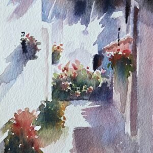 Aynur Akalın tarafından yapılmış, beyaz evler ve saksı çiçeklerinin olduğu güneşli sokak manzaralı suluboya tablo.