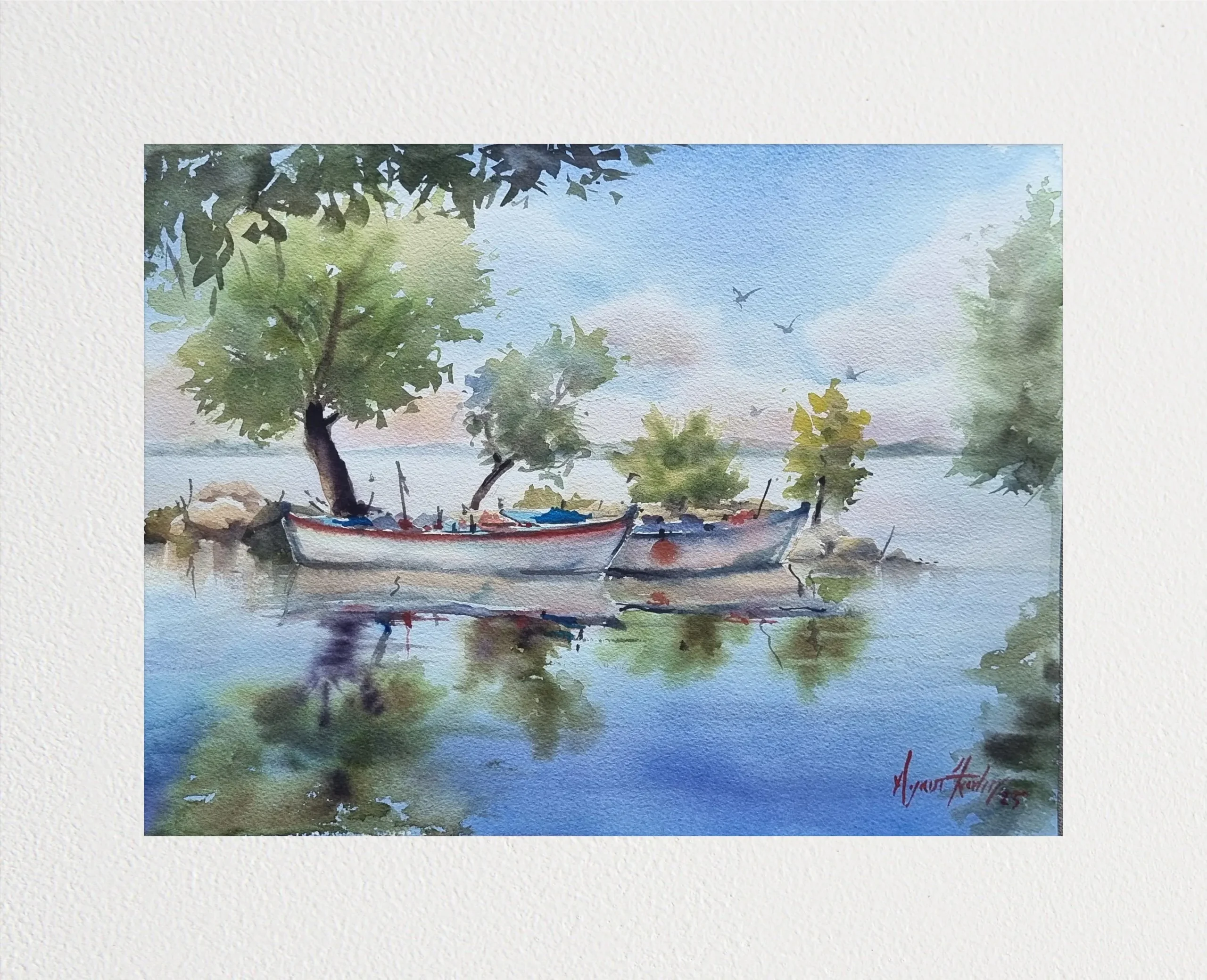 Aynur Akalın imzalı, su kenarında ağaçlar ve sandalların yansımasını gösteren mavi ve yeşil tonlarda suluboya tablo.