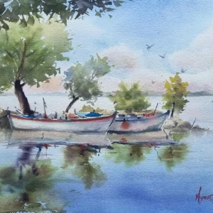 Aynur Akalın imzalı, su kenarında ağaçlar ve sandalların yansımasını gösteren mavi ve yeşil tonlarda suluboya tablo.