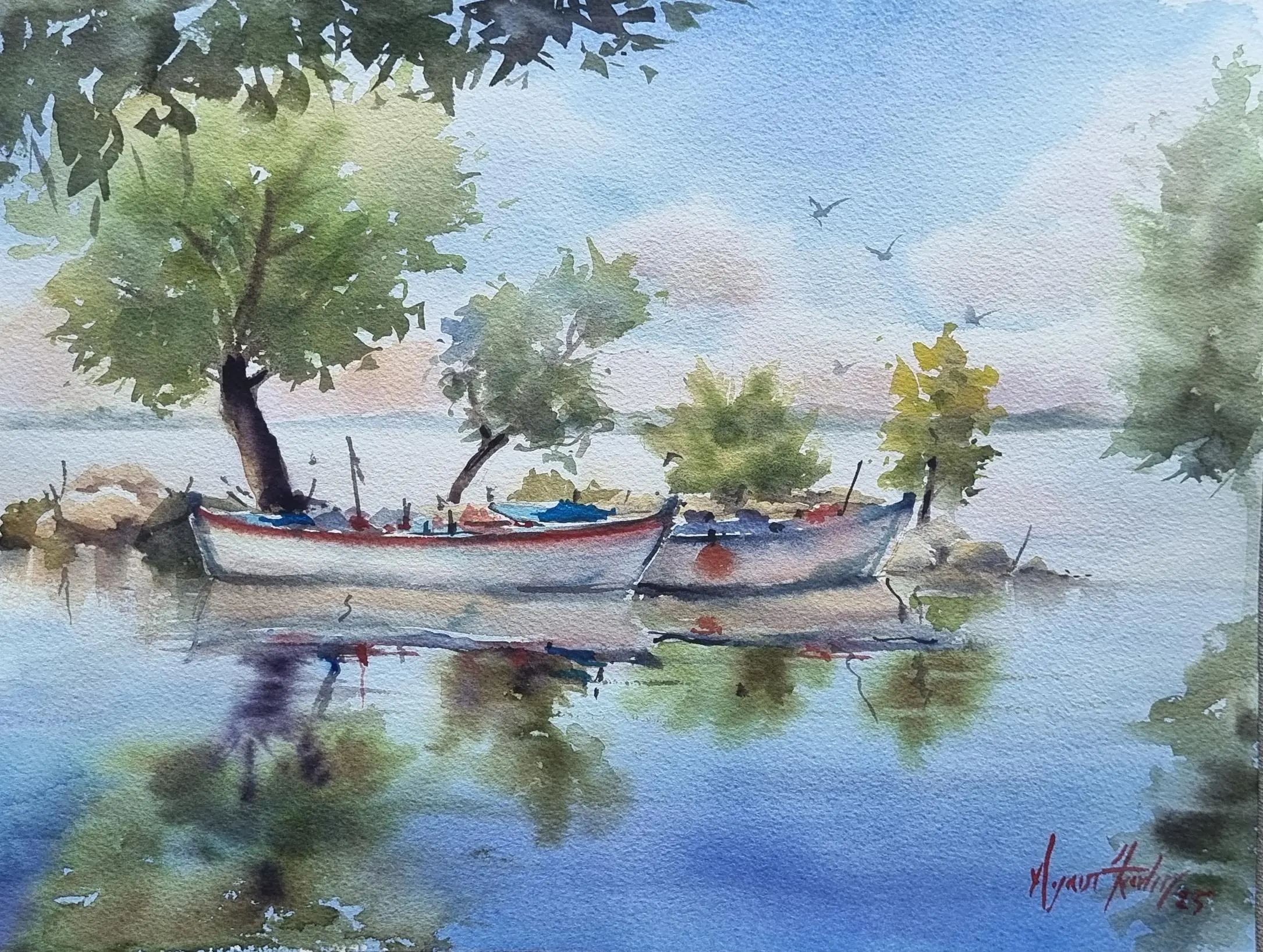 Aynur Akalın imzalı, su kenarında ağaçlar ve sandalların yansımasını gösteren mavi ve yeşil tonlarda suluboya tablo.