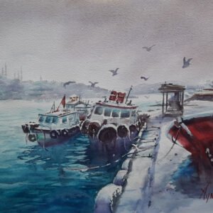 İstanbul silüeti önünde, sisli bir havada iskelede demirli balıkçı teknelerini betimleyen suluboya tablo.