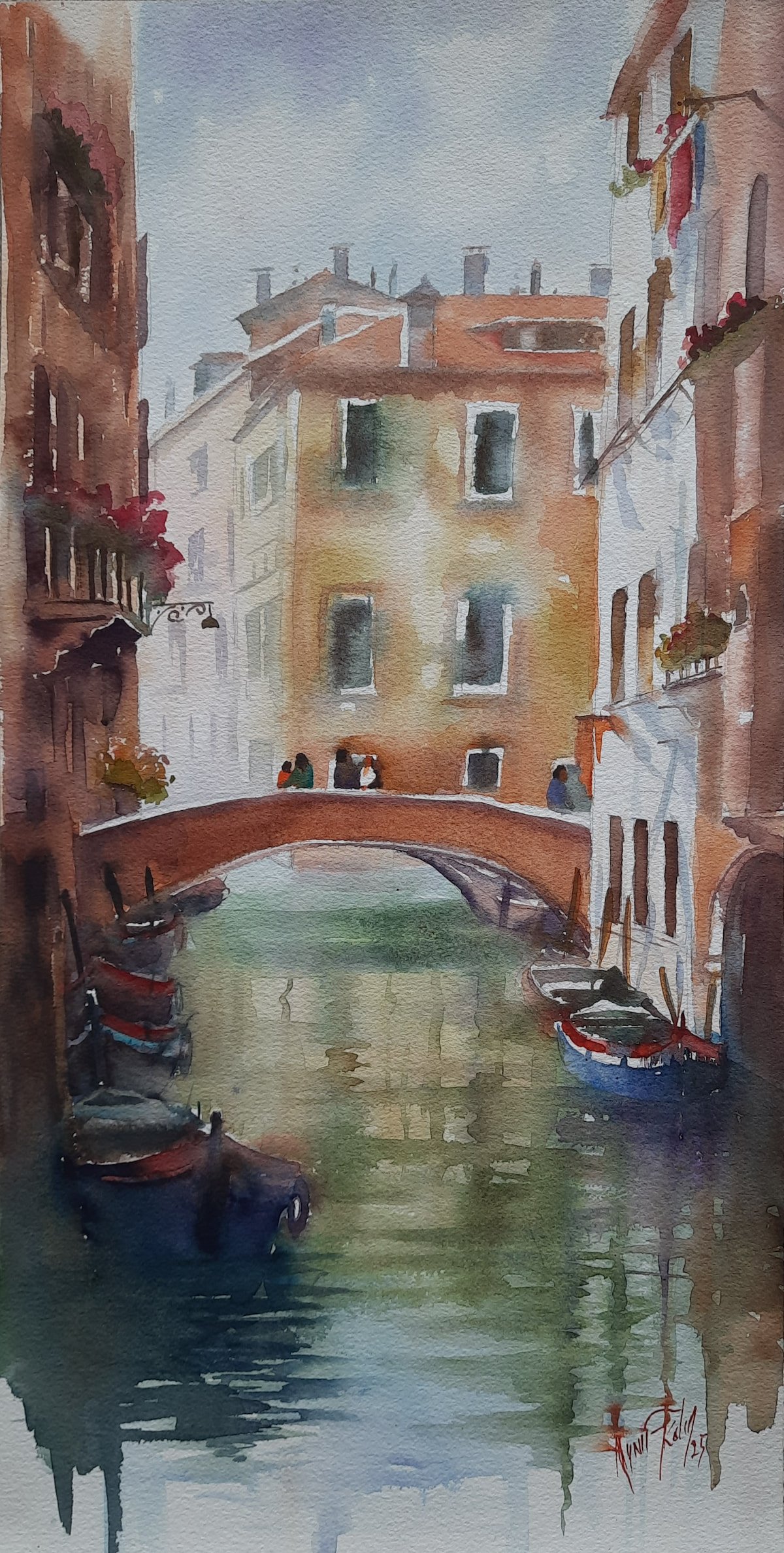 Venedik kanalı, kemerli taş köprü ve teknelerin sudaki yansımasını gösteren Aynur Akalın imzalı özgün suluboya tablo.